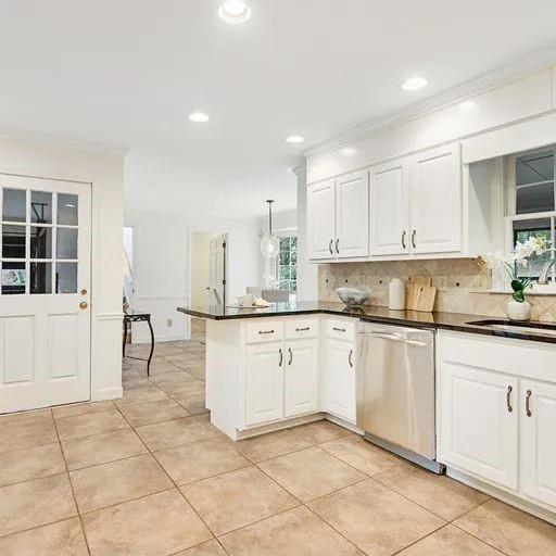 6935 Hunters Knoll, Sandy Springs, Georgia 30328, 4 Bedrooms Bedrooms, ,2 BathroomsBathrooms,Residential,Sold,6935 Hunters Knoll,7080099