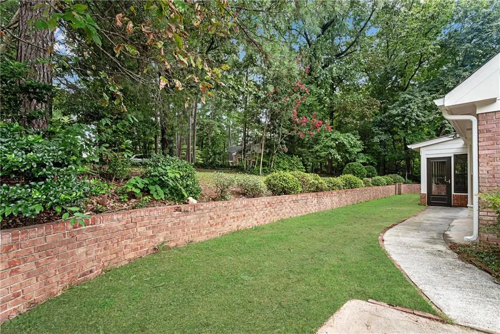 6935 Hunters Knoll, Sandy Springs, Georgia 30328, 4 Bedrooms Bedrooms, ,2 BathroomsBathrooms,Residential,Sold,6935 Hunters Knoll,7080099