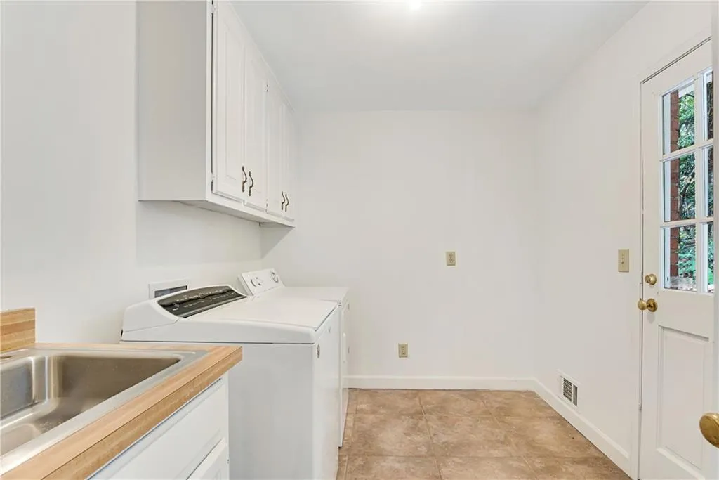 6935 Hunters Knoll, Sandy Springs, Georgia 30328, 4 Bedrooms Bedrooms, ,2 BathroomsBathrooms,Residential,Sold,6935 Hunters Knoll,7080099