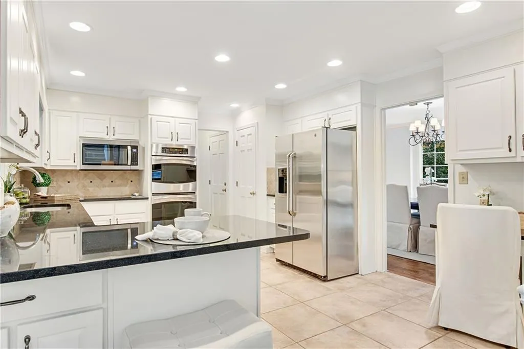 6935 Hunters Knoll, Sandy Springs, Georgia 30328, 4 Bedrooms Bedrooms, ,2 BathroomsBathrooms,Residential,Sold,6935 Hunters Knoll,7080099