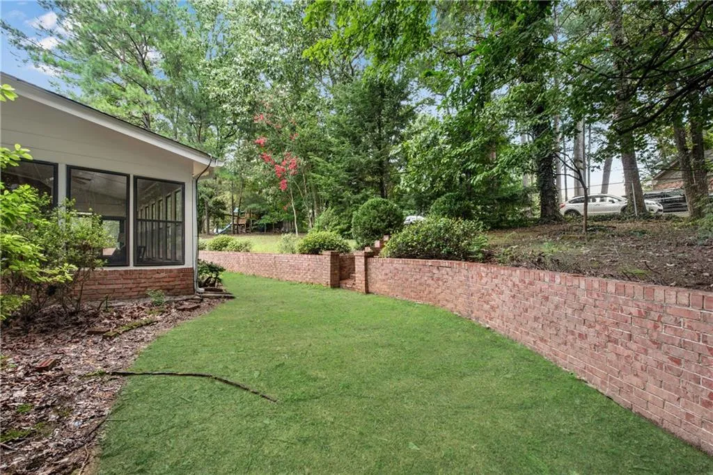 6935 Hunters Knoll, Sandy Springs, Georgia 30328, 4 Bedrooms Bedrooms, ,2 BathroomsBathrooms,Residential,Sold,6935 Hunters Knoll,7080099