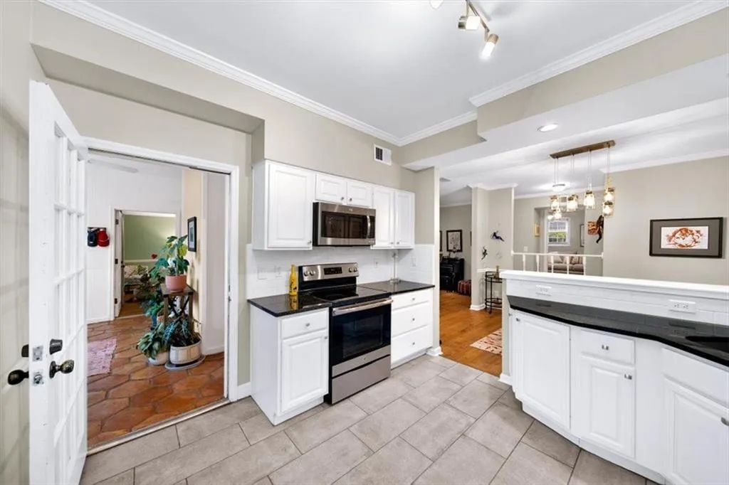 5105 Chemin De Vie, Atlanta, Georgia 30342, 2 Bedrooms Bedrooms, ,2 BathroomsBathrooms,Residential,For Sale,5105 Chemin De Vie,7557747