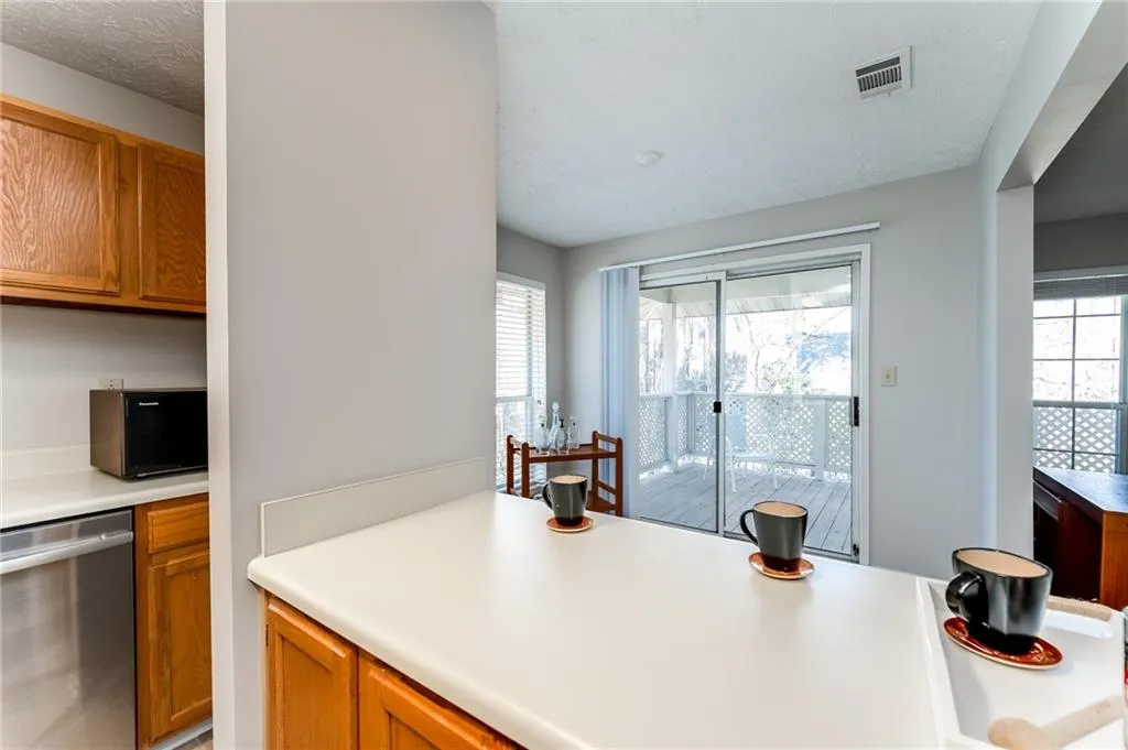6822 Glenridge Drive Unit B, Sandy Springs, Georgia 30328, 2 Bedrooms Bedrooms, ,2 BathroomsBathrooms,Residential,Sold,6822 Glenridge Drive Unit B,7003799