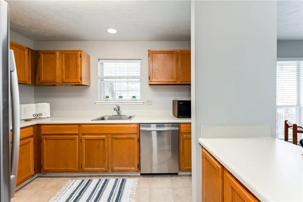 6822 Glenridge Drive Unit B, Sandy Springs, Georgia 30328, 2 Bedrooms Bedrooms, ,2 BathroomsBathrooms,Residential,Sold,6822 Glenridge Drive Unit B,7003799
