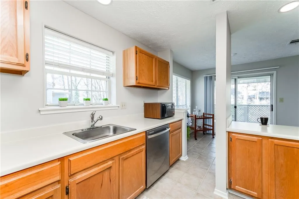 6822 Glenridge Drive Unit B, Sandy Springs, Georgia 30328, 2 Bedrooms Bedrooms, ,2 BathroomsBathrooms,Residential,Sold,6822 Glenridge Drive Unit B,7003799
