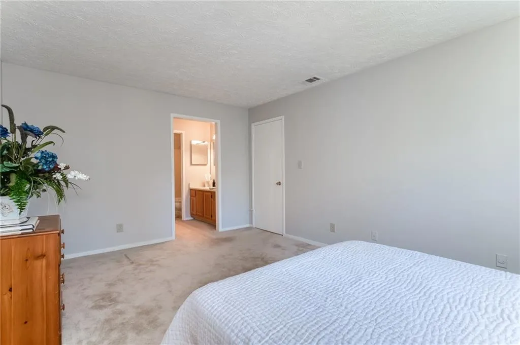 6822 Glenridge Drive Unit B, Sandy Springs, Georgia 30328, 2 Bedrooms Bedrooms, ,2 BathroomsBathrooms,Residential,Sold,6822 Glenridge Drive Unit B,7003799
