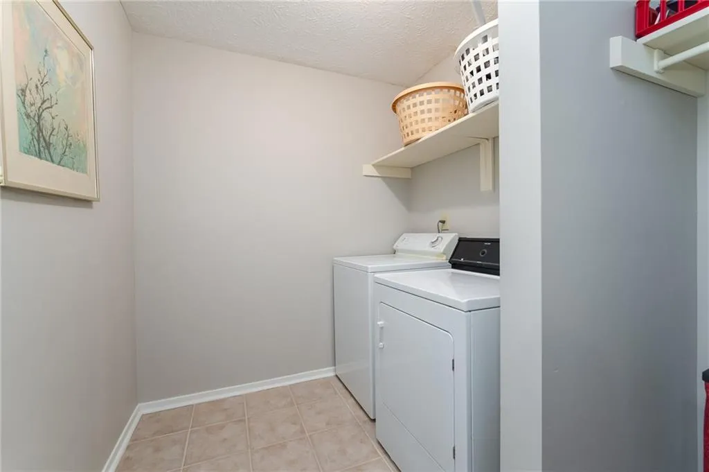 6822 Glenridge Drive Unit B, Sandy Springs, Georgia 30328, 2 Bedrooms Bedrooms, ,2 BathroomsBathrooms,Residential,Sold,6822 Glenridge Drive Unit B,7003799