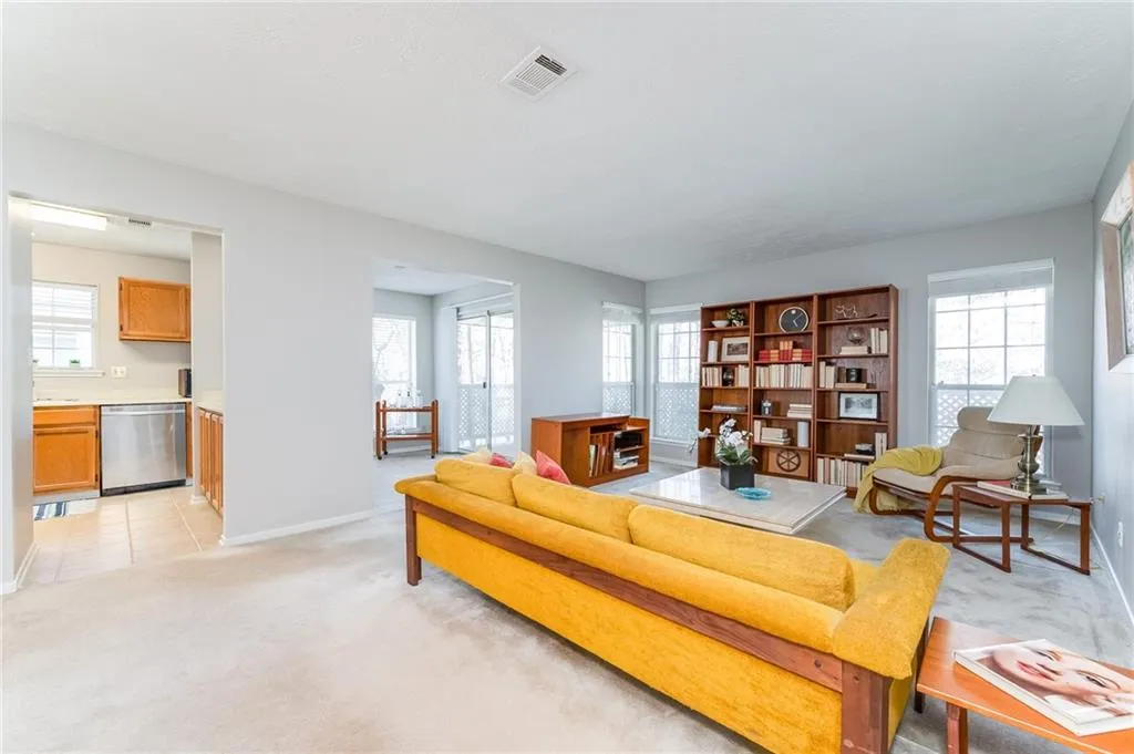 6822 Glenridge Drive Unit B, Sandy Springs, Georgia 30328, 2 Bedrooms Bedrooms, ,2 BathroomsBathrooms,Residential,Sold,6822 Glenridge Drive Unit B,7003799