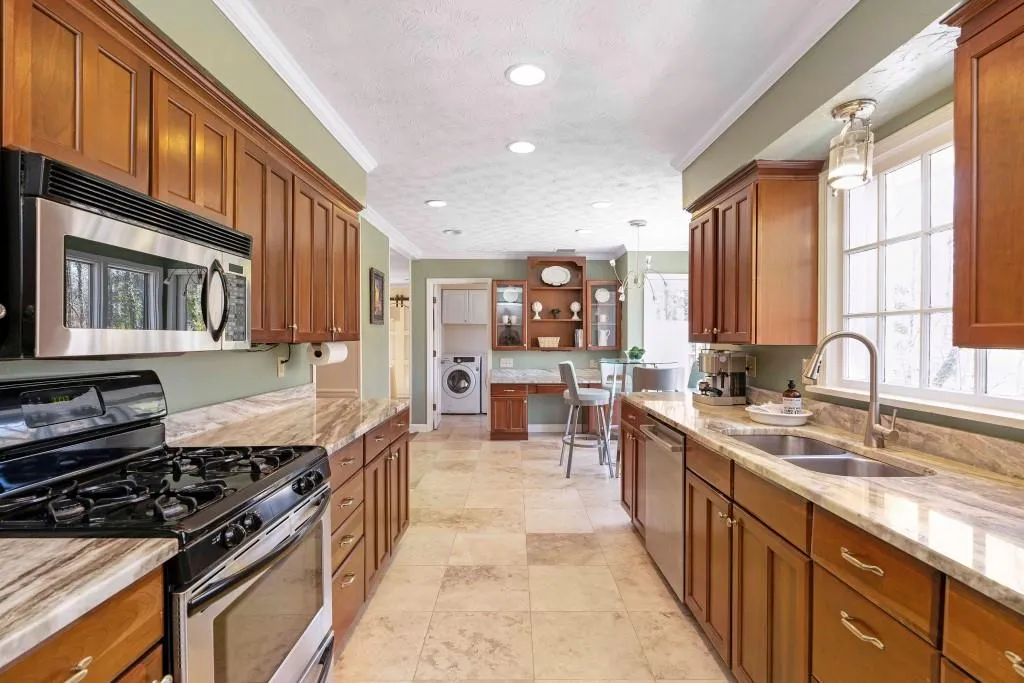 235 W Spalding Drive, Sandy Springs, Georgia 30328, 4 Bedrooms Bedrooms, ,2 BathroomsBathrooms,Residential,Sold,235 W Spalding Drive,6847668