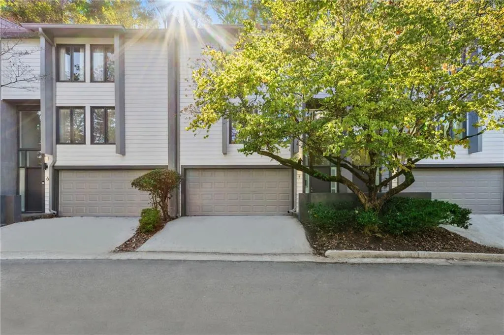 4010 Roswell Road Ne Unit B3, Atlanta, Georgia 30342, 3 Bedrooms Bedrooms, 0 ,2 BathroomsBathrooms,Residential,Sold,4010 Roswell Road Ne Unit B3,7696862