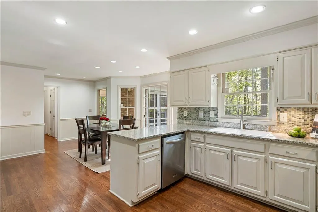 175 Marsh Glen Point, Sandy Springs, Georgia 30328, 4 Bedrooms Bedrooms, ,4 BathroomsBathrooms,Residential,Sold,175 Marsh Glen Point,7202180