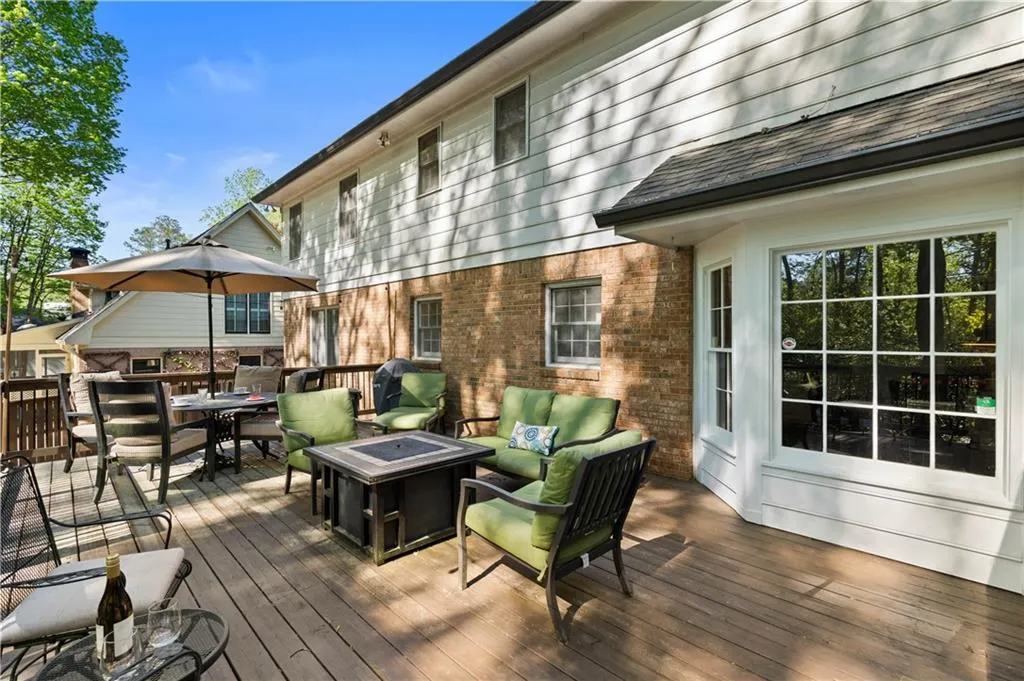 175 Marsh Glen Point, Sandy Springs, Georgia 30328, 4 Bedrooms Bedrooms, ,4 BathroomsBathrooms,Residential,Sold,175 Marsh Glen Point,7202180