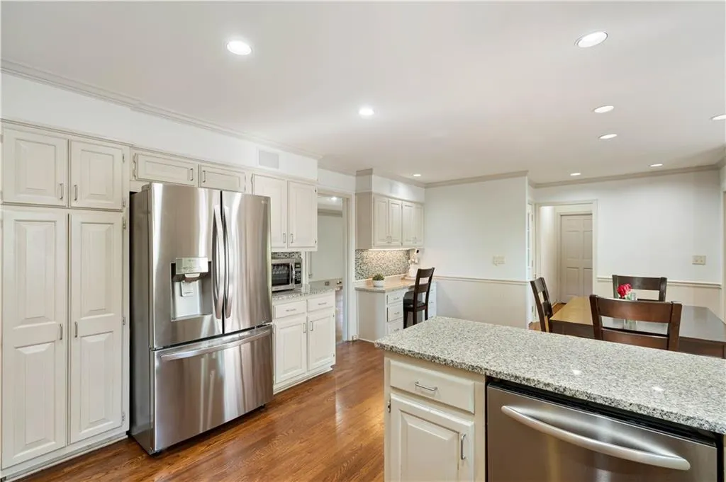 175 Marsh Glen Point, Sandy Springs, Georgia 30328, 4 Bedrooms Bedrooms, ,4 BathroomsBathrooms,Residential,Sold,175 Marsh Glen Point,7202180