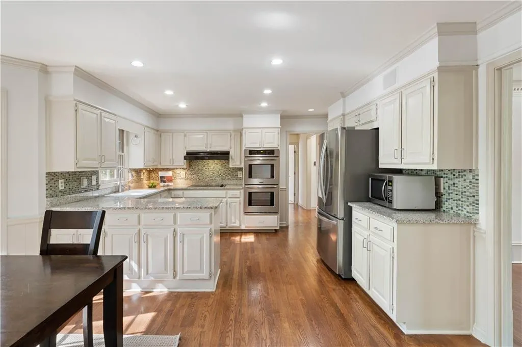 175 Marsh Glen Point, Sandy Springs, Georgia 30328, 4 Bedrooms Bedrooms, ,4 BathroomsBathrooms,Residential,Sold,175 Marsh Glen Point,7202180