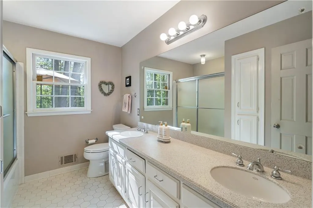 175 Marsh Glen Point, Sandy Springs, Georgia 30328, 4 Bedrooms Bedrooms, ,4 BathroomsBathrooms,Residential,Sold,175 Marsh Glen Point,7202180