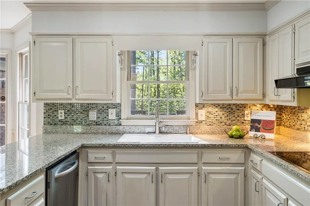 175 Marsh Glen Point, Sandy Springs, Georgia 30328, 4 Bedrooms Bedrooms, ,4 BathroomsBathrooms,Residential,Sold,175 Marsh Glen Point,7202180