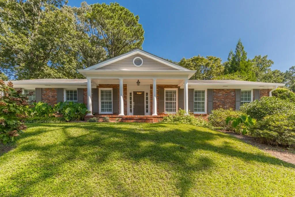745 Edgewater Trail, Sandy Springs, Georgia 30328, 4 Bedrooms Bedrooms, ,3 BathroomsBathrooms,Residential,Sold,745 Edgewater Trail,6785677