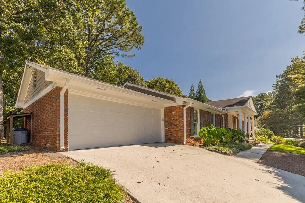 745 Edgewater Trail, Sandy Springs, Georgia 30328, 4 Bedrooms Bedrooms, ,3 BathroomsBathrooms,Residential,Sold,745 Edgewater Trail,6785677