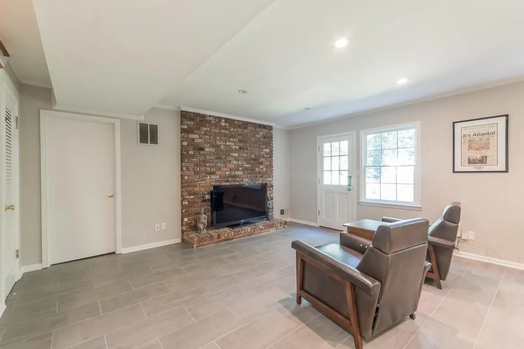 745 Edgewater Trail, Sandy Springs, Georgia 30328, 4 Bedrooms Bedrooms, ,3 BathroomsBathrooms,Residential,Sold,745 Edgewater Trail,6785677