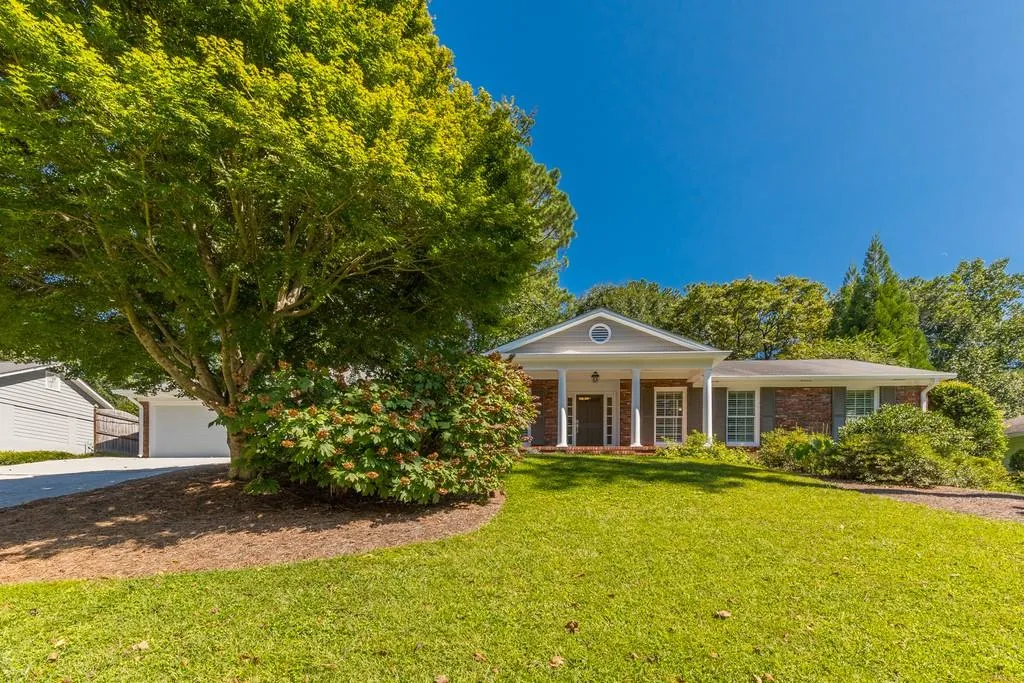 745 Edgewater Trail, Sandy Springs, Georgia 30328, 4 Bedrooms Bedrooms, ,3 BathroomsBathrooms,Residential,Sold,745 Edgewater Trail,6785677