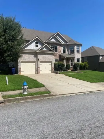 View of front facade featuring a front yard