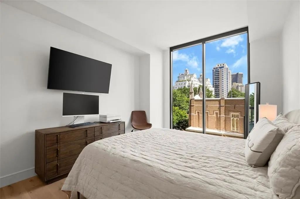 Secondary suite includes skyline views, floor-to-ceiling windows and tranquility. Secondary suite includes skyline views, floor-to-ceiling windows and tranquility.