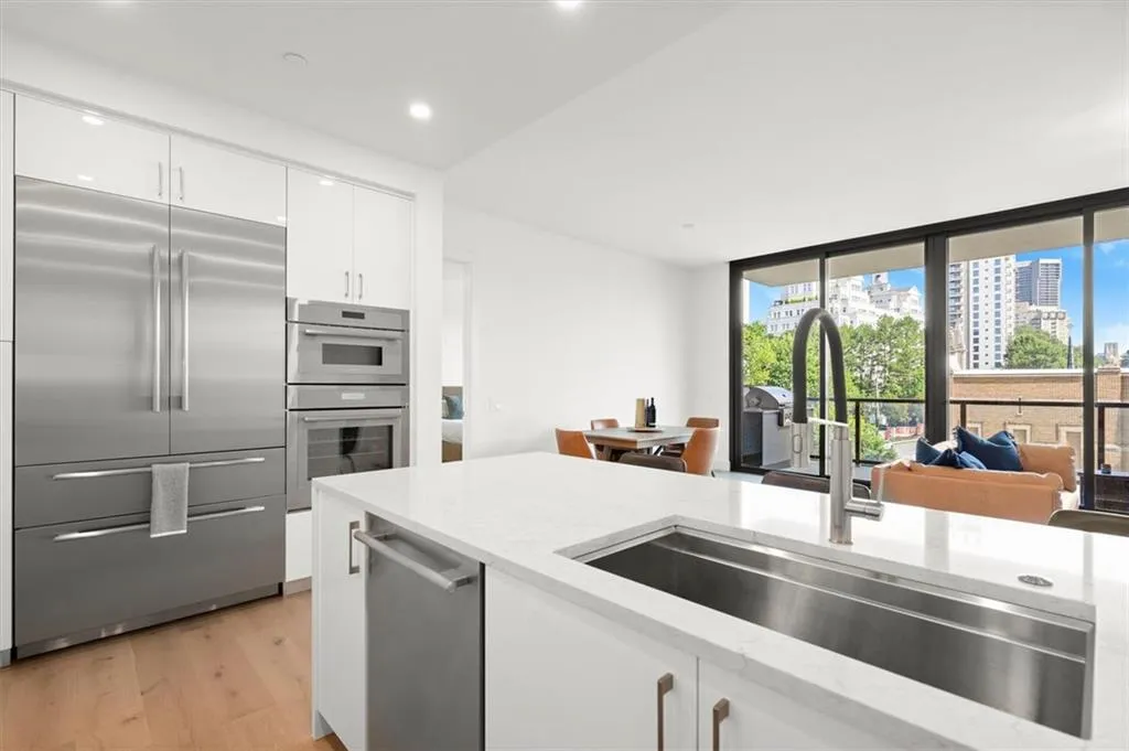 High-performance appliances and kitchen overlooking the iconic Peachtree Road corridor. High-performance appliances and kitchen overlooking the iconic Peachtree Road corridor.