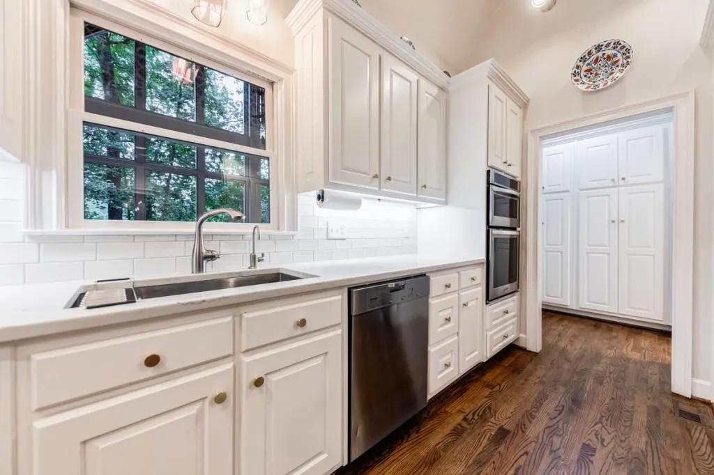 8225 Grogans Ferry Road, Sandy Springs, Georgia 30350, 5 Bedrooms Bedrooms, ,4 BathroomsBathrooms,Residential,Sold,8225 Grogans Ferry Road,6790609