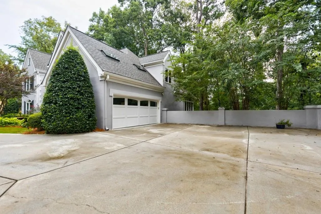 8225 Grogans Ferry Road, Sandy Springs, Georgia 30350, 5 Bedrooms Bedrooms, ,4 BathroomsBathrooms,Residential,Sold,8225 Grogans Ferry Road,6790609