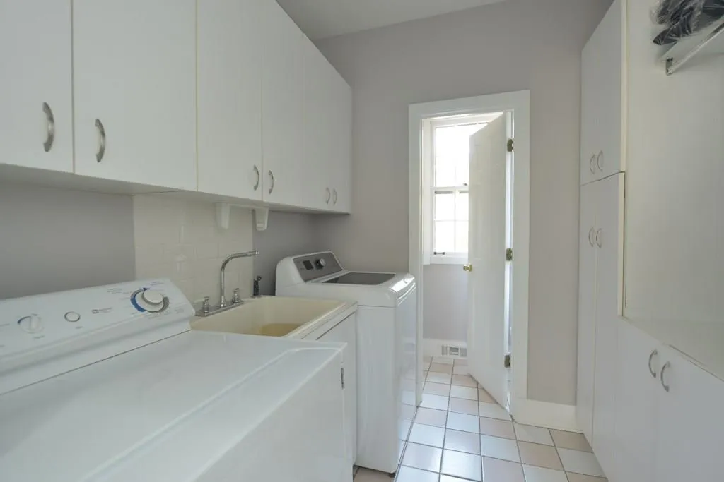 5585 Errol Place, Sandy Springs, Georgia 30327, 5 Bedrooms Bedrooms, ,4 BathroomsBathrooms,Residential,Sold,5585 Errol Place,5653617