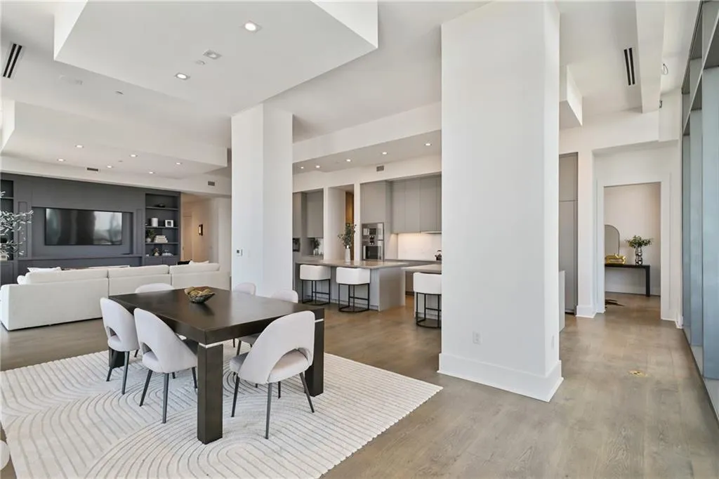 3107 Peachtree Road Ne Unit 2003 Aka Ph3, Atlanta, Georgia 30305, 4 Bedrooms Bedrooms, ,3 BathroomsBathrooms,Residential,For Sale,3107 Peachtree Road Ne Unit 2003 Aka Ph3,7580269