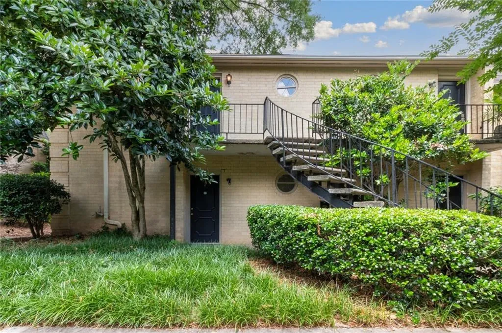 5400 Roswell Road Ne Unit B2, Sandy Springs, Georgia 30342, 1 Bedroom Bedrooms, ,1 BathroomBathrooms,Residential,Sold,5400 Roswell Road Ne Unit B2,7058297