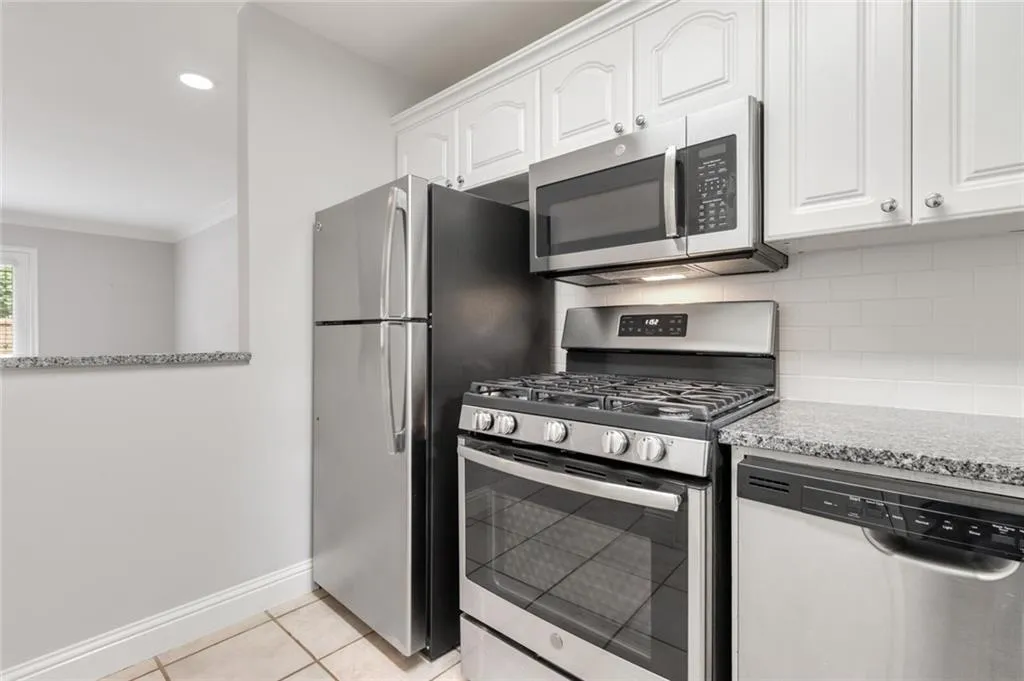 5400 Roswell Road Ne Unit B2, Sandy Springs, Georgia 30342, 1 Bedroom Bedrooms, ,1 BathroomBathrooms,Residential,Sold,5400 Roswell Road Ne Unit B2,7058297