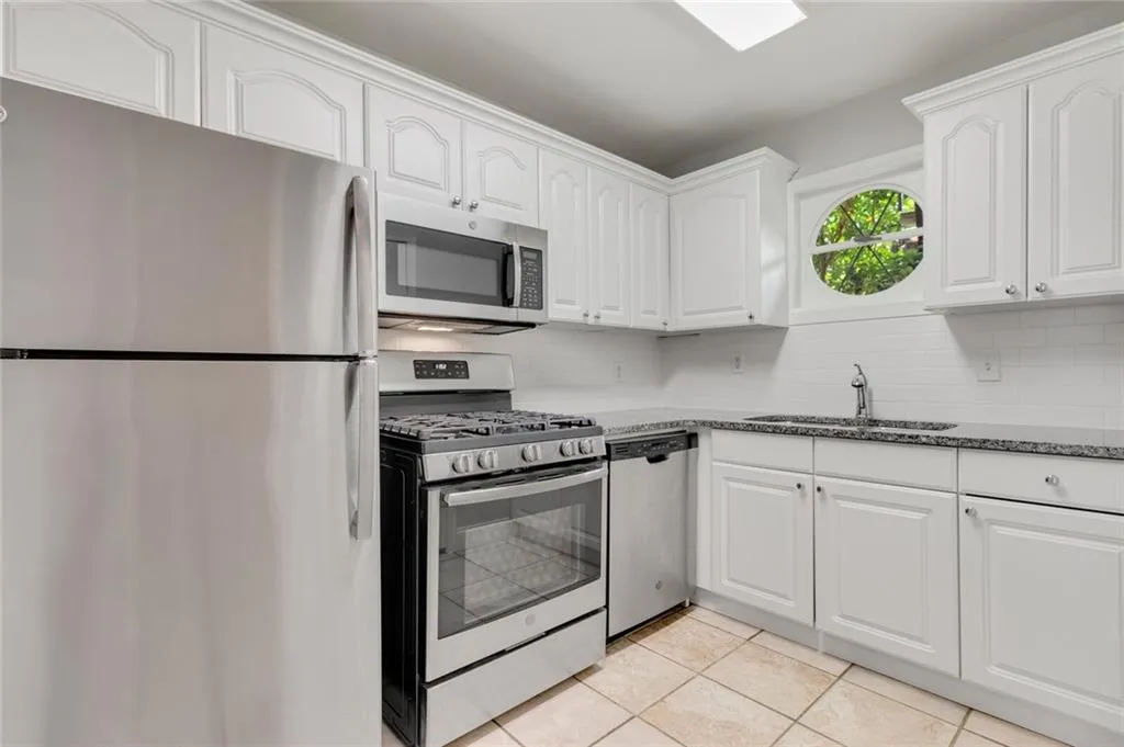 5400 Roswell Road Ne Unit B2, Sandy Springs, Georgia 30342, 1 Bedroom Bedrooms, ,1 BathroomBathrooms,Residential,Sold,5400 Roswell Road Ne Unit B2,7058297