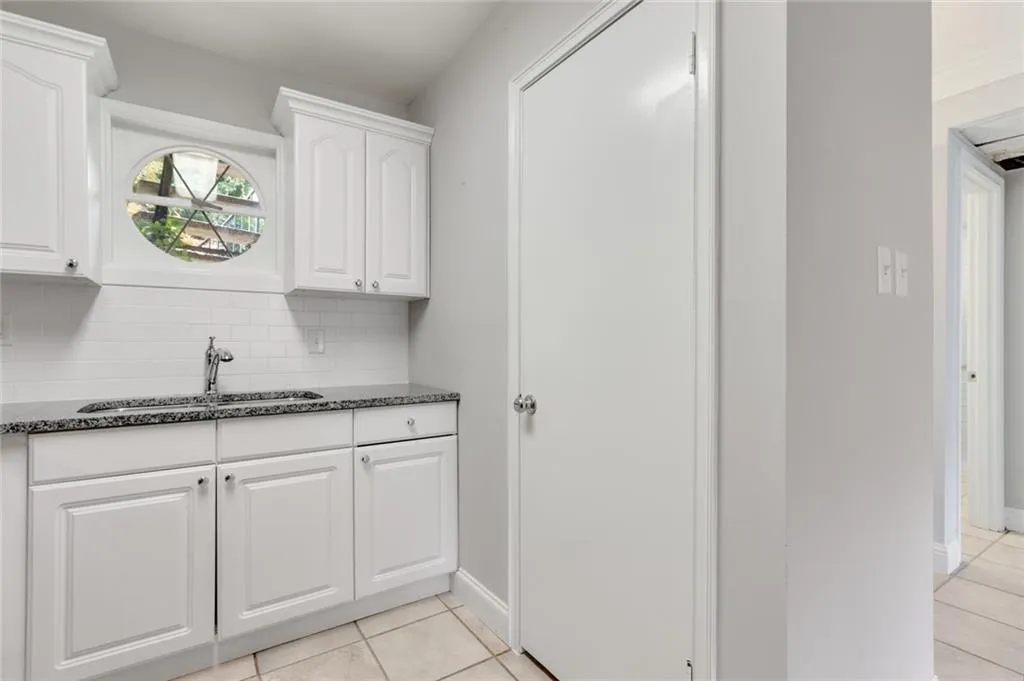 5400 Roswell Road Ne Unit B2, Sandy Springs, Georgia 30342, 1 Bedroom Bedrooms, ,1 BathroomBathrooms,Residential,Sold,5400 Roswell Road Ne Unit B2,7058297