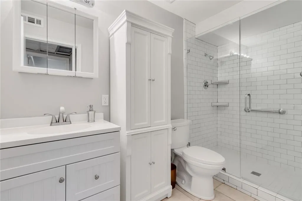 5400 Roswell Road Ne Unit B2, Sandy Springs, Georgia 30342, 1 Bedroom Bedrooms, ,1 BathroomBathrooms,Residential,Sold,5400 Roswell Road Ne Unit B2,7058297