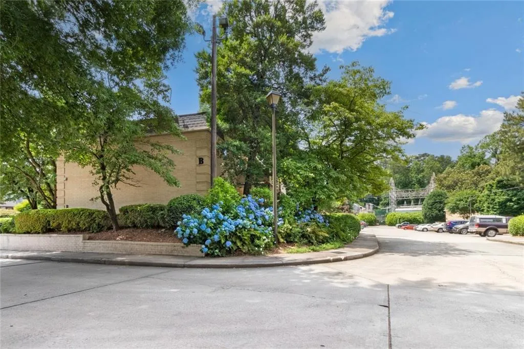 5400 Roswell Road Ne Unit B2, Sandy Springs, Georgia 30342, 1 Bedroom Bedrooms, ,1 BathroomBathrooms,Residential,Sold,5400 Roswell Road Ne Unit B2,7058297