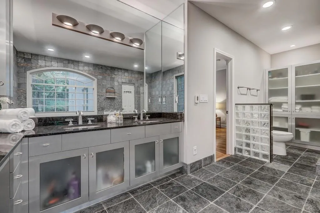 220 Cameron Glen Court, Sandy Springs, Georgia 30328, 5 Bedrooms Bedrooms, ,4 BathroomsBathrooms,Residential,Sold,220 Cameron Glen Court,6802571