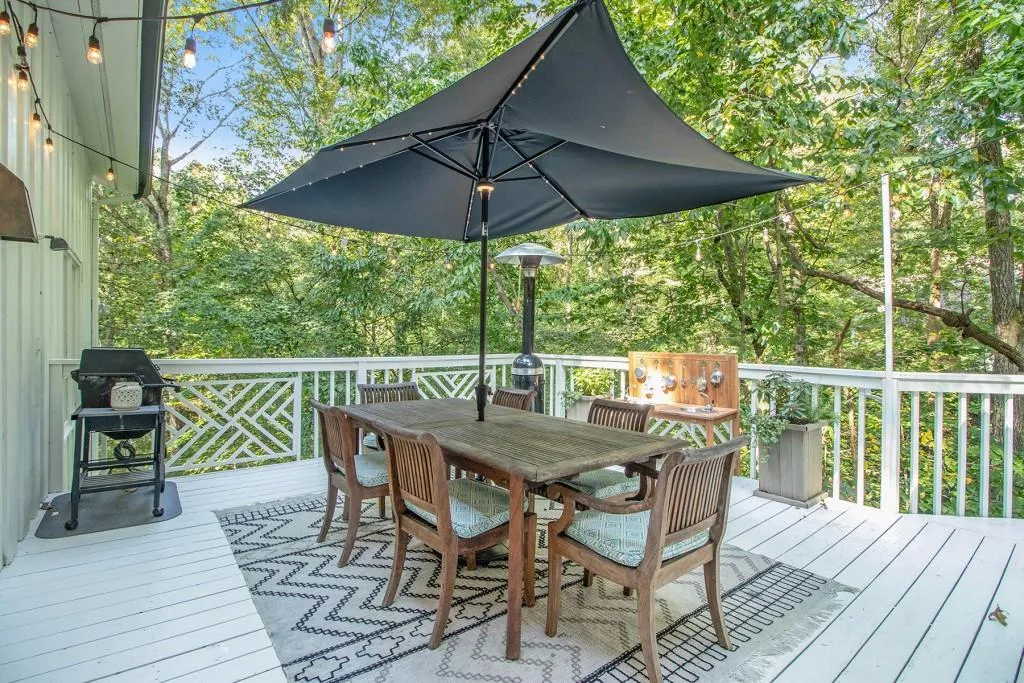 220 Cameron Glen Court, Sandy Springs, Georgia 30328, 5 Bedrooms Bedrooms, ,4 BathroomsBathrooms,Residential,Sold,220 Cameron Glen Court,6802571