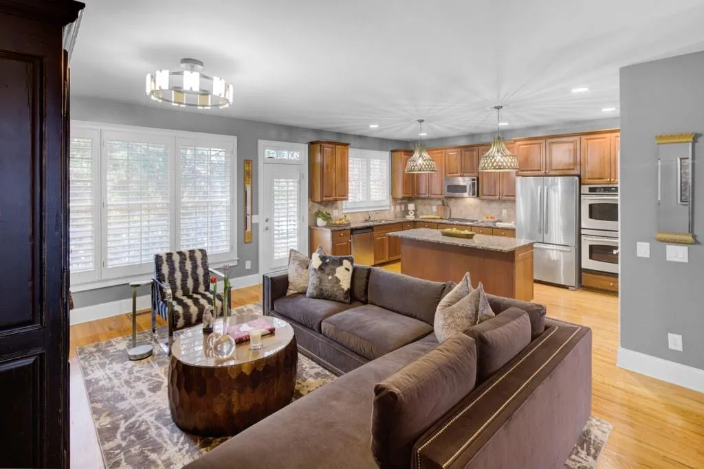 195 Mystic Court, Atlanta, Georgia 30342, 3 Bedrooms Bedrooms, ,3 BathroomsBathrooms,Residential,For Sale,195 Mystic Court,7615240
