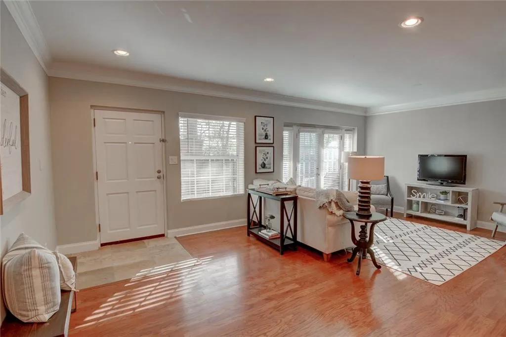 6980 Roswell Road Unit D10, Sandy Springs, Georgia 30328, 2 Bedrooms Bedrooms, ,2 BathroomsBathrooms,Residential,Sold,6980 Roswell Road Unit D10,6985134