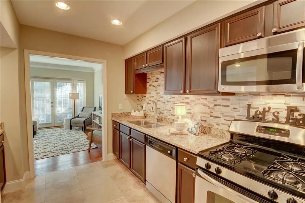 6980 Roswell Road Unit D10, Sandy Springs, Georgia 30328, 2 Bedrooms Bedrooms, ,2 BathroomsBathrooms,Residential,Sold,6980 Roswell Road Unit D10,6985134