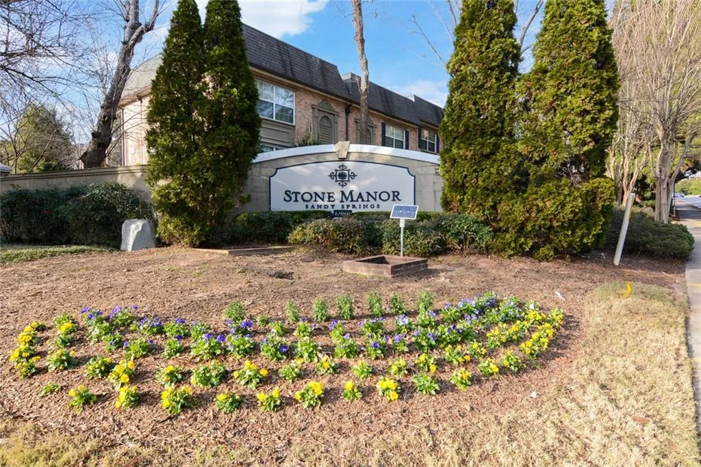 6980 Roswell Road Unit D10, Sandy Springs, Georgia 30328, 2 Bedrooms Bedrooms, ,2 BathroomsBathrooms,Residential,Sold,6980 Roswell Road Unit D10,6985134