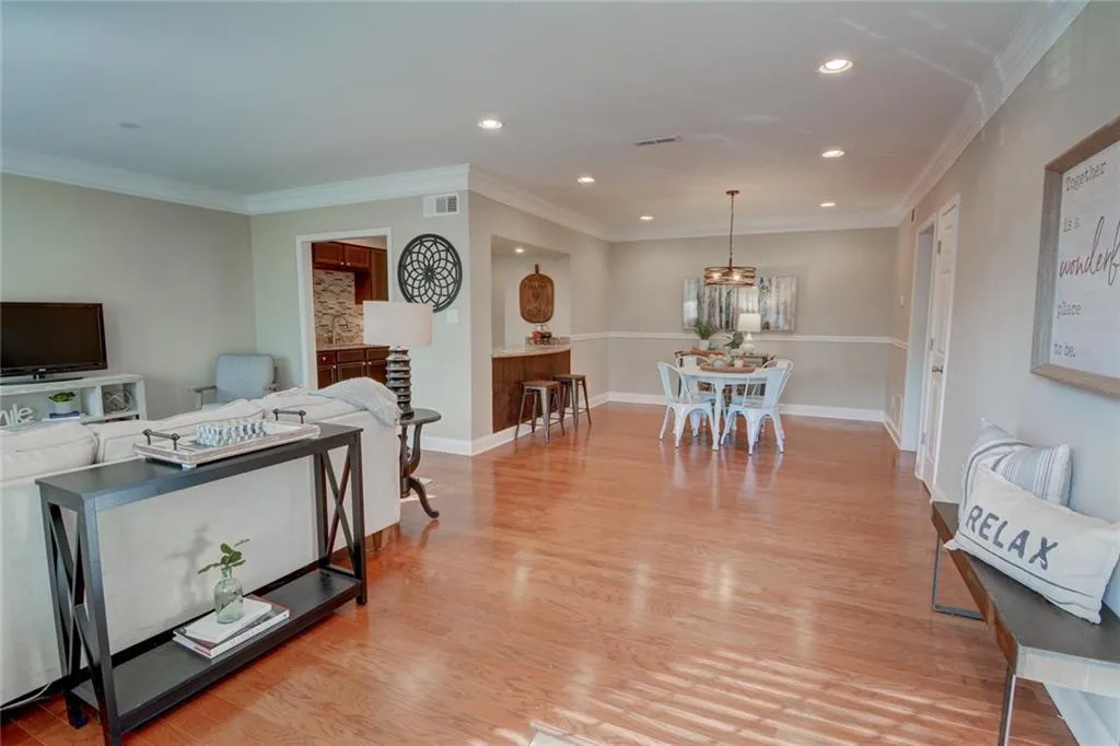 6980 Roswell Road Unit D10, Sandy Springs, Georgia 30328, 2 Bedrooms Bedrooms, ,2 BathroomsBathrooms,Residential,Sold,6980 Roswell Road Unit D10,6985134