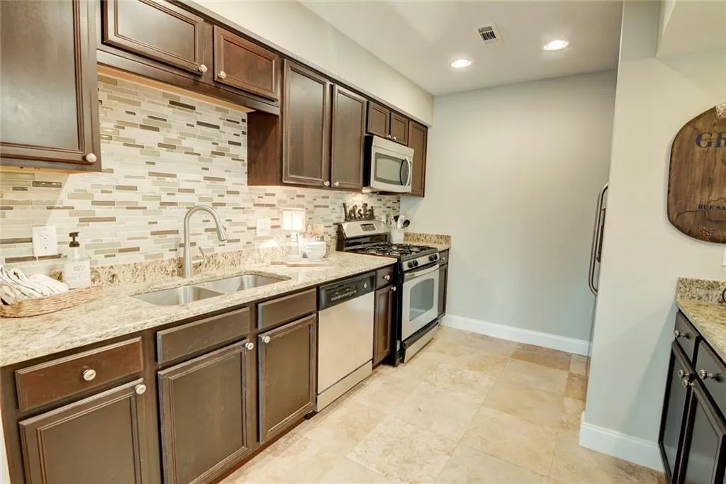 6980 Roswell Road Unit D10, Sandy Springs, Georgia 30328, 2 Bedrooms Bedrooms, ,2 BathroomsBathrooms,Residential,Sold,6980 Roswell Road Unit D10,6985134