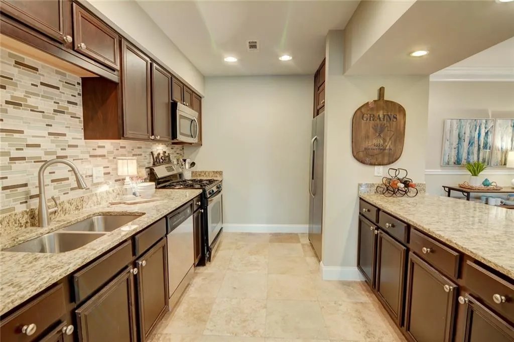 6980 Roswell Road Unit D10, Sandy Springs, Georgia 30328, 2 Bedrooms Bedrooms, ,2 BathroomsBathrooms,Residential,Sold,6980 Roswell Road Unit D10,6985134