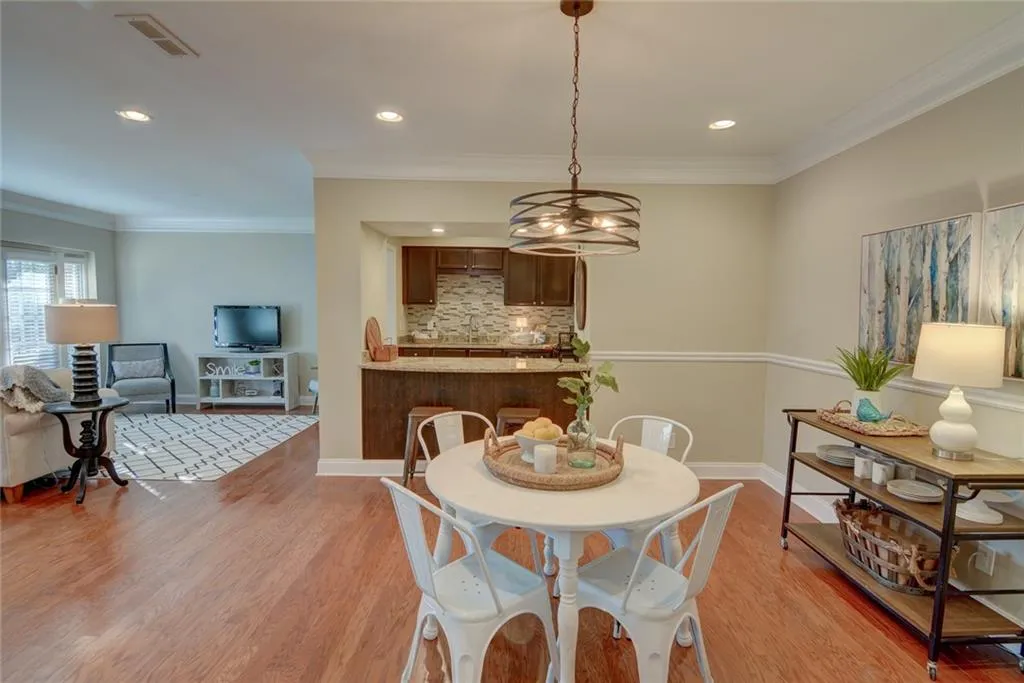 6980 Roswell Road Unit D10, Sandy Springs, Georgia 30328, 2 Bedrooms Bedrooms, ,2 BathroomsBathrooms,Residential,Sold,6980 Roswell Road Unit D10,6985134