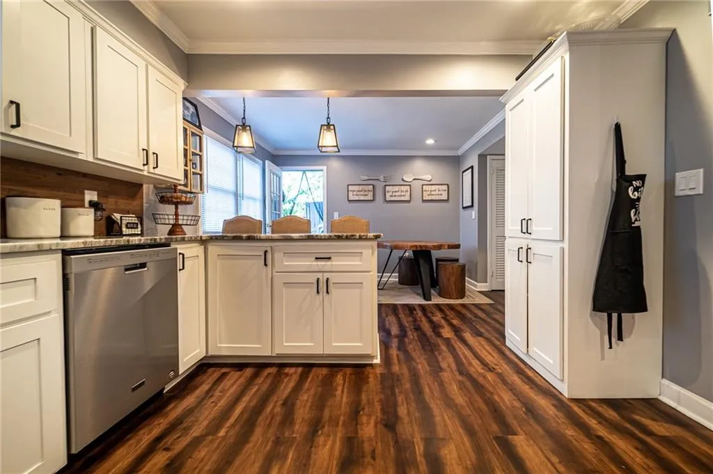 6520 Roswell Road Ne Unit 97, Sandy Springs, Georgia 30328, 3 Bedrooms Bedrooms, ,2 BathroomsBathrooms,Residential,Sold,6520 Roswell Road Ne Unit 97,7129494