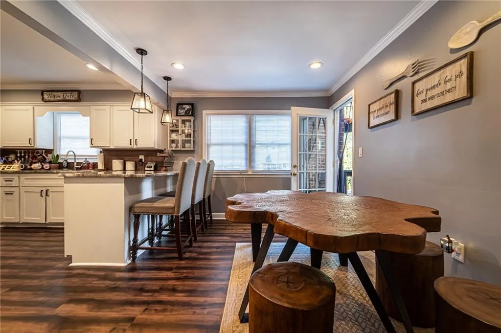 6520 Roswell Road Ne Unit 97, Sandy Springs, Georgia 30328, 3 Bedrooms Bedrooms, ,2 BathroomsBathrooms,Residential,Sold,6520 Roswell Road Ne Unit 97,7129494