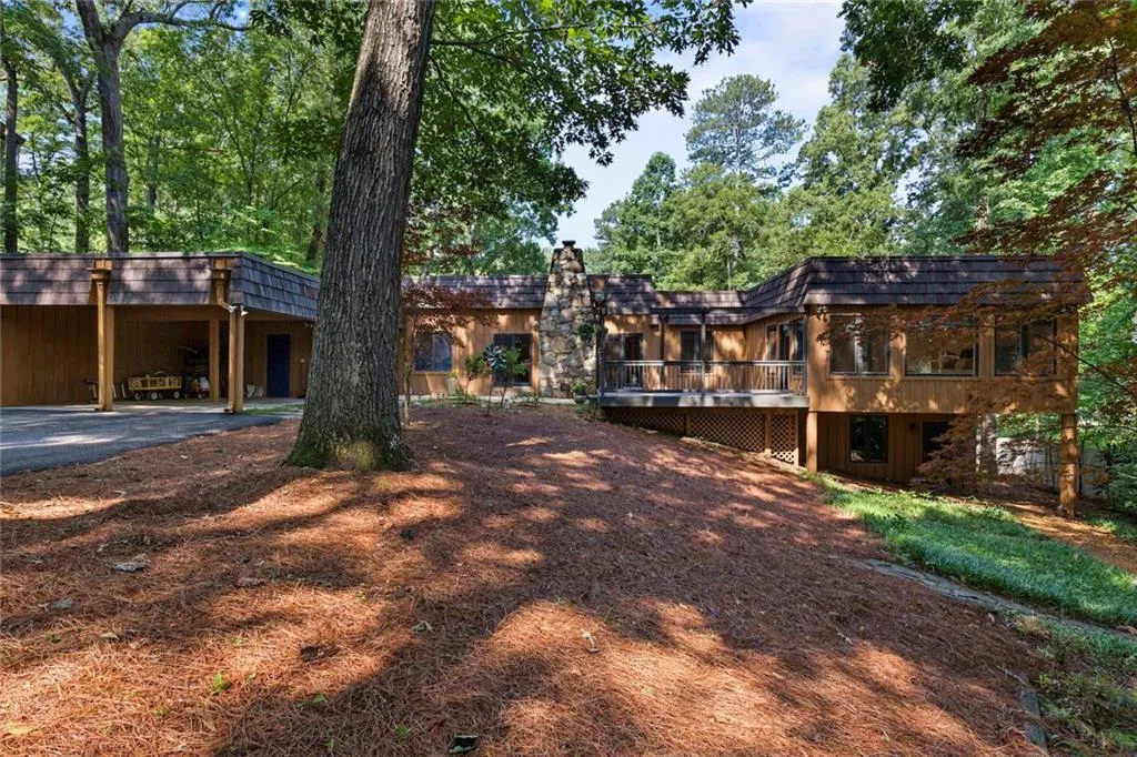 6105 Heards Creek Drive, Sandy Springs, Georgia 30328, 4 Bedrooms Bedrooms, ,3 BathroomsBathrooms,Residential,Sold,6105 Heards Creek Drive,5865813